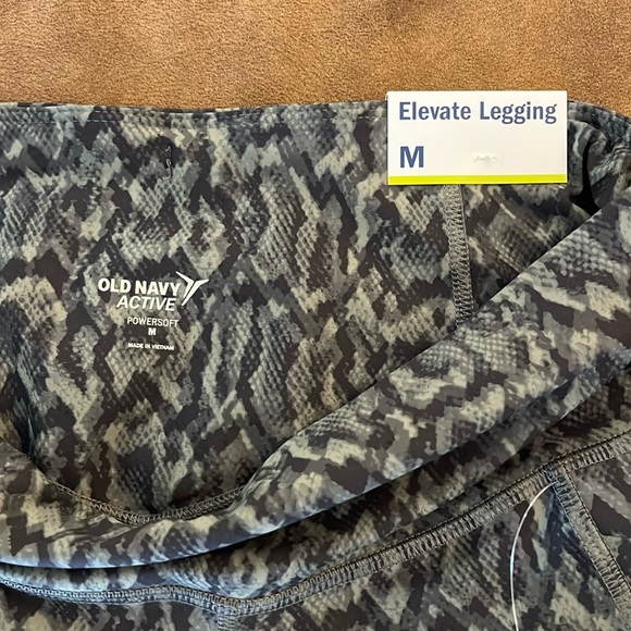 Old Navy Elevate High-Rise Leggings - Picture 3 of 7